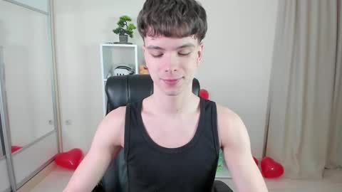 Snapshot of calvin_loves_you chatting on 02/14/25, 07:23 Hey I am Calvin online show from 02/14/25, 07:23