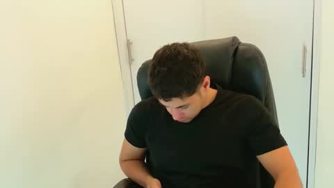 Snapshot of camara110 chatting on 12/22/25, 02:41 camara110 online show from 12/22/25, 02:41