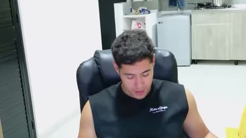 Snapshot of camara110 chatting on 02/25/26, 01:04 camara110 online show from 02/25/26, 01:04