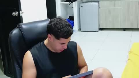 Snapshot of camara110 chatting on 03/17/26, 01:43 camara110 online show from 03/17/26, 01:43