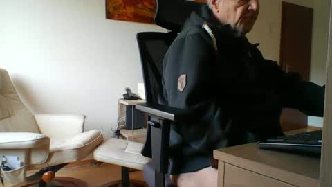 Snapshot of camcologne chatting on 01/21/25, 11:03 camcologne online show from 01/21/25, 11:03