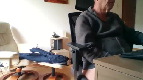 Snapshot of camcologne chatting on 11/25/25, 10:04 camcologne online show from 11/25/25, 10:04