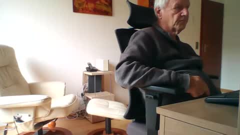 Snapshot of camcologne chatting on 12/03/25, 10:24 camcologne online show from 12/03/25, 10:24