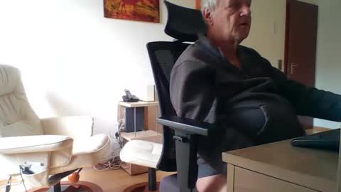 Snapshot of camcologne chatting on 12/05/25, 10:57 camcologne online show from 12/05/25, 10:57