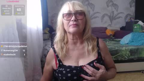 Snapshot of camdiva1 chatting on 11/02/25, 06:49 CamDiva1 online show from 11/02/25, 06:49