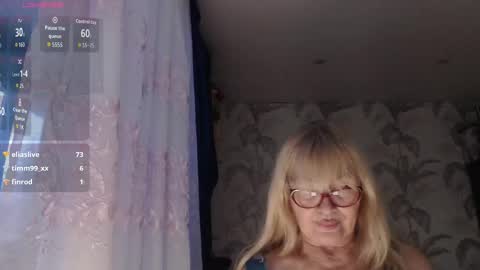 Snapshot of camdiva1 chatting on 12/14/25, 04:40 CamDiva1 online show from 12/14/25, 04:40