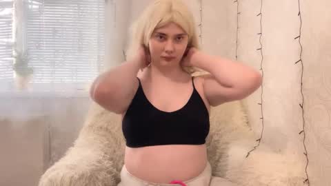 Snapshot of camgirl_xx chatting on 01/09/25, 08:24 Marta online show from 01/09/25, 08:24