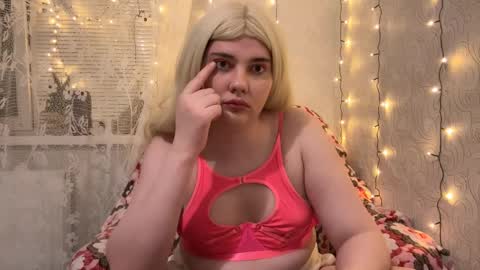 Snapshot of camgirl_xx chatting on 01/23/25, 06:24 Marta online show from 01/23/25, 06:24