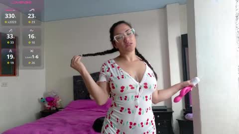 Snapshot of cami_suarez_1 chatting on 05/23/26, 02:10 online show from 05/23/26, 02:10