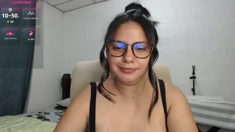 Camila Valbuena online show from 04/17/26, 03:09