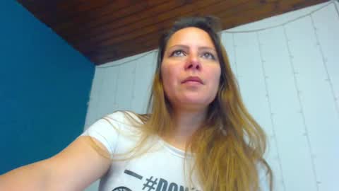 Snapshot of camila_delarosa chatting on 01/16/25, 01:25 camila online show from 01/16/25, 01:25