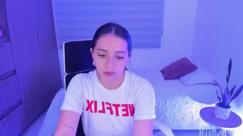 Snapshot of camila_ec2 chatting on 11/29/25, 01:52 C A M I online show from 11/29/25, 01:52