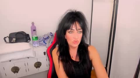 Snapshot of camileeyes chatting on 12/30/24, 06:27 CamileEyes online show from 12/30/24, 06:27