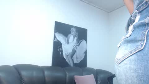 Snapshot of camille_diaz19 chatting on 01/18/26, 09:40 Camille online show from 01/18/26, 09:40