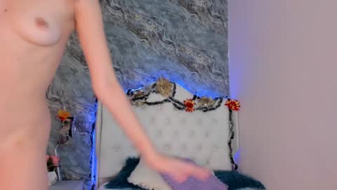 Snapshot of camillen_pettid chatting on 01/05/25, 01:56 C A M I L L E N Help me get to the top online show from 01/05/25, 01:56
