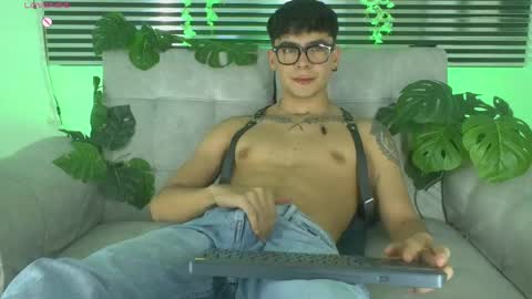 Snapshot of camilo_xcam chatting on 05/25/26, 11:33 CAMILO online show from 05/25/26, 11:33