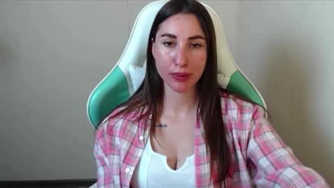 Snapshot of cammila_horn chatting on 05/11/26, 02:45 cammila horn online show from 05/11/26, 02:45
