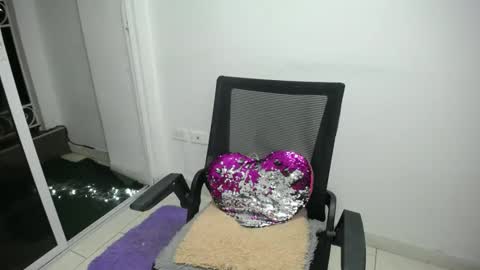 Snapshot of candacesxhot chatting on 02/14/25, 04:37 cumorsmooke online show from 02/14/25, 04:37