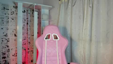 Snapshot of candy_hes chatting on 12/11/24, 02:30 Nickol online show from 12/11/24, 02:30