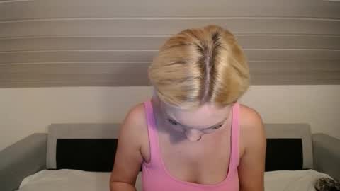 Snapshot of candycathc chatting on 12/14/25, 05:40 candycathc online show from 12/14/25, 05:40