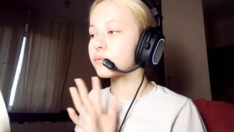 Mia online show from 04/16/26, 03:24