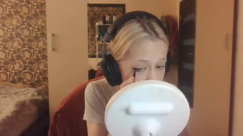 Mia online show from 04/17/26, 12:08