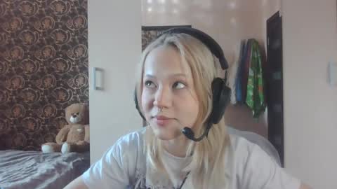 Mia online show from 04/20/26, 12:30