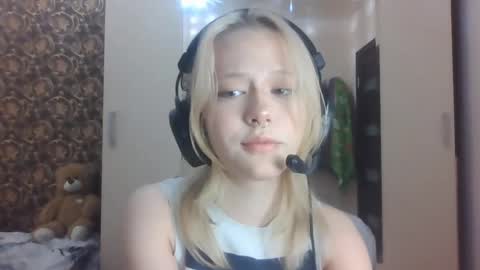 Mia online show from 04/21/26, 12:11