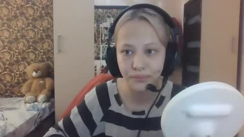 Mia online show from 04/24/26, 12:18