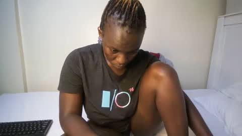 Snapshot of candycurly_ chatting on 10/16/25, 04:02 candycurly_ online show from 10/16/25, 04:02