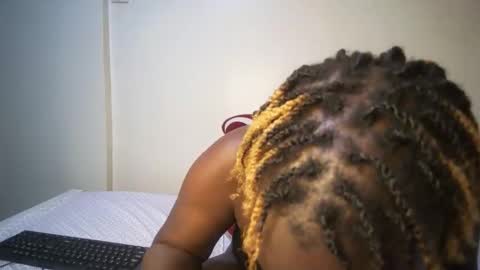 Snapshot of candycurly_ chatting on 10/23/25, 10:47 candycurly_ online show from 10/23/25, 10:47