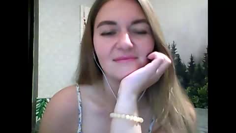 Snapshot of candyolime chatting on 10/17/25, 08:33 Daisy online show from 10/17/25, 08:33