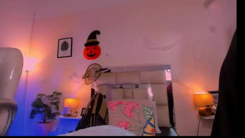 Snapshot of candyygirl_1 chatting on 11/03/25, 06:53 Candy online show from 11/03/25, 06:53