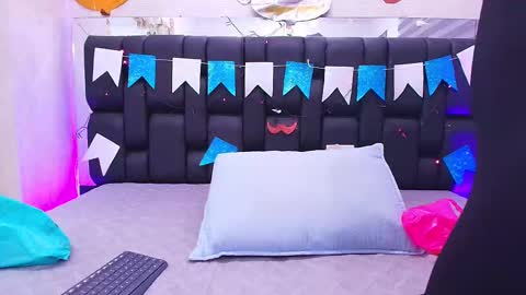 Aura  online show from 09/30/25, 11:59