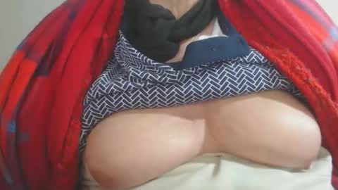 Snapshot of capitanfuturo44 chatting on 01/16/26, 04:00 Cinzia ex regina online show from 01/16/26, 04:00