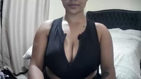 Snapshot of cappuccino_bunny chatting on 10/15/25, 07:03 Luna likes cappuccino online show from 10/15/25, 07:03