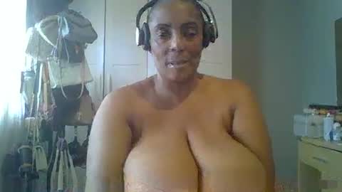 Snapshot of caramelchoc81 chatting on 01/14/25, 12:14 candylious81 online show from 01/14/25, 12:14