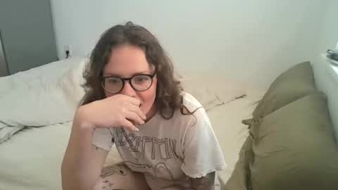 Snapshot of caraviolet chatting on 05/20/26, 06:03 caraviolet online show from 05/20/26, 06:03