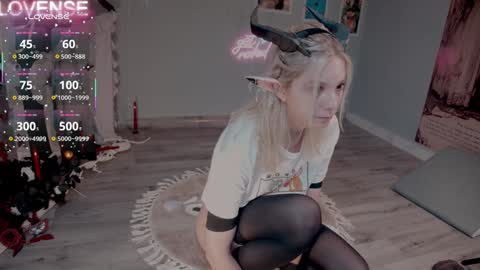 Snapshot of careful_i_bite chatting on 10/27/25, 05:55 NONA follow online show from 10/27/25, 05:55