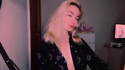 Snapshot of carinfox chatting on 09/14/25, 02:54 Carin online show from 09/14/25, 02:54