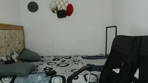 carlossmi01 online show from 10/14/25, 03:40