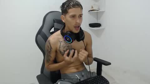 carlossmi01 online show from 10/30/25, 03:13