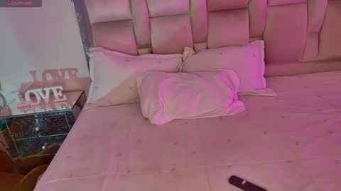 Snapshot of carolinafox_ chatting on 11/25/25, 04:56 caroline online show from 11/25/25, 04:56