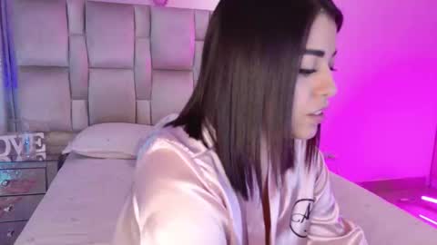 Snapshot of carolinafox_ chatting on 11/30/25, 04:49 caroline online show from 11/30/25, 04:49