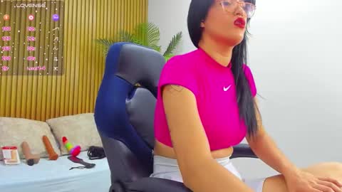Snapshot of caroline_00403_ chatting on 09/27/25, 07:08 c a r o l i n e online show from 09/27/25, 07:08