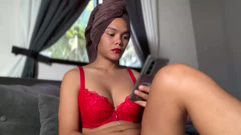 caroline_east online show from 04/07/26, 02:01