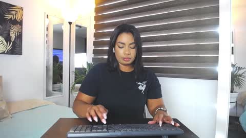 Snapshot of caroline_jackson_ chatting on 01/14/25, 02:22 C A R O L I N E online show from 01/14/25, 02:22