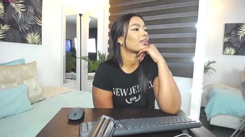 Snapshot of caroline_jackson_ chatting on 01/20/25, 01:11 C A R O L I N E online show from 01/20/25, 01:11