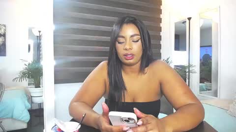 Snapshot of caroline_jackson_ chatting on 02/26/25, 12:25 C A R O L I N E online show from 02/26/25, 12:25