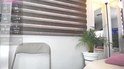 Snapshot of caroline_jackson_ chatting on 03/09/25, 04:44 C A R O L I N E online show from 03/09/25, 04:44